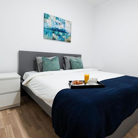 Gabi - Chic Apt With Parking Close To Veranda Mall Bukares Bagian luar foto