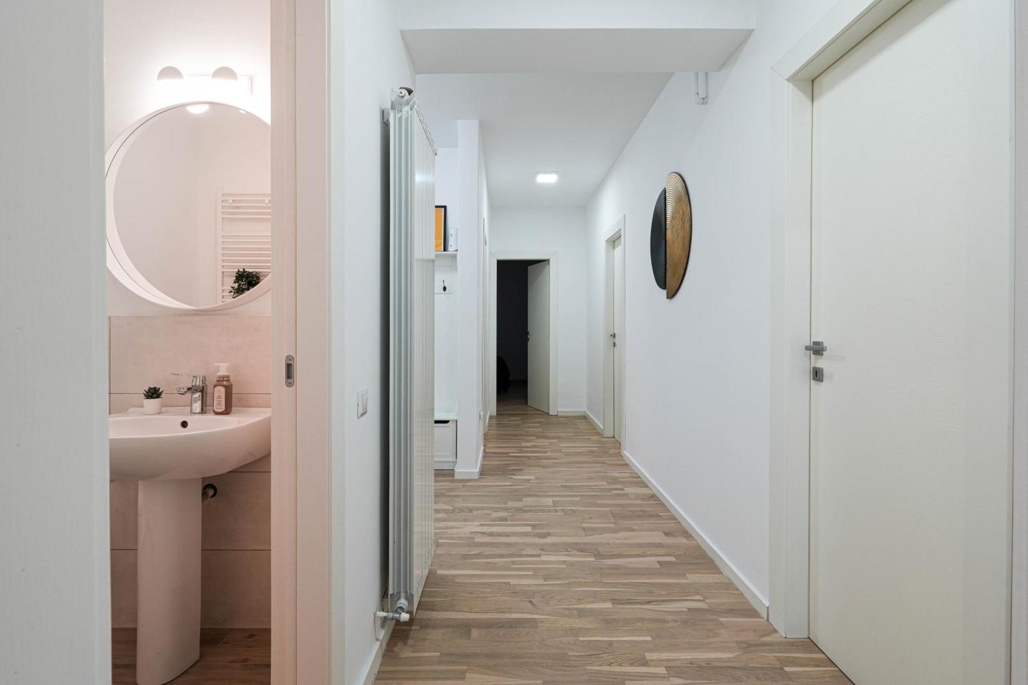Gabi - Chic Apt With Parking Close To Veranda Mall Bukares Bagian luar foto