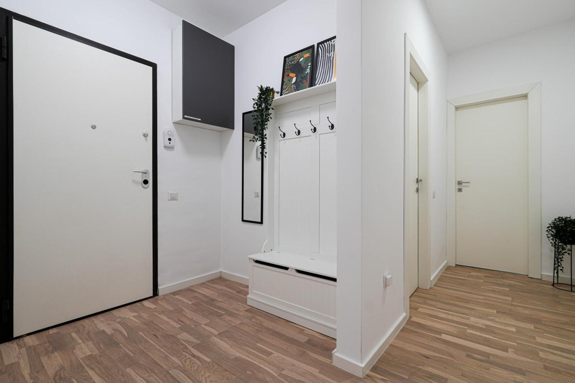 Gabi - Chic Apt With Parking Close To Veranda Mall Bukares Bagian luar foto