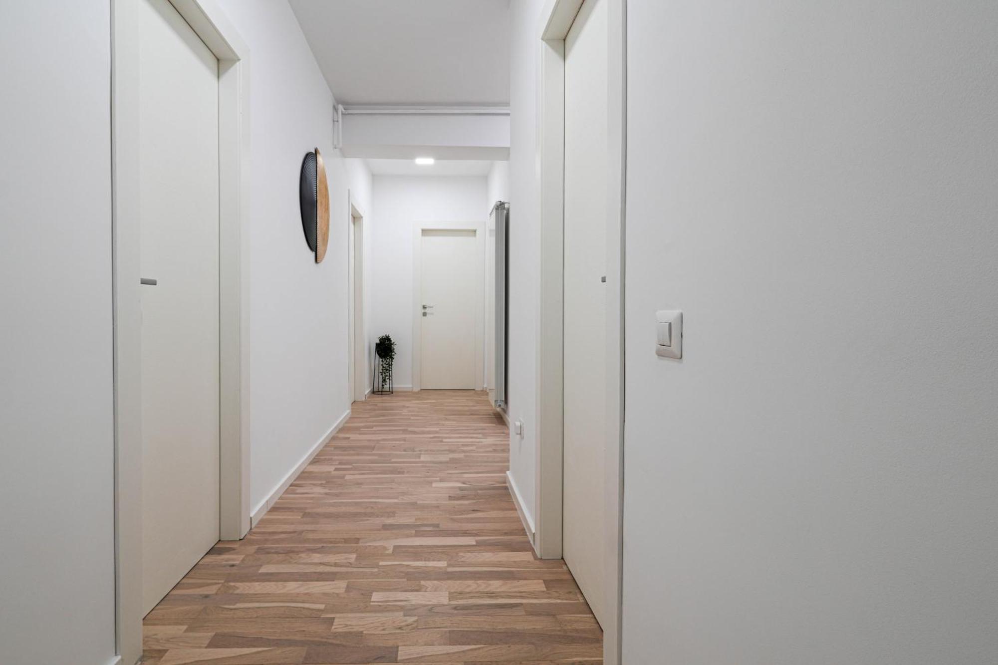 Gabi - Chic Apt With Parking Close To Veranda Mall Bukares Bagian luar foto