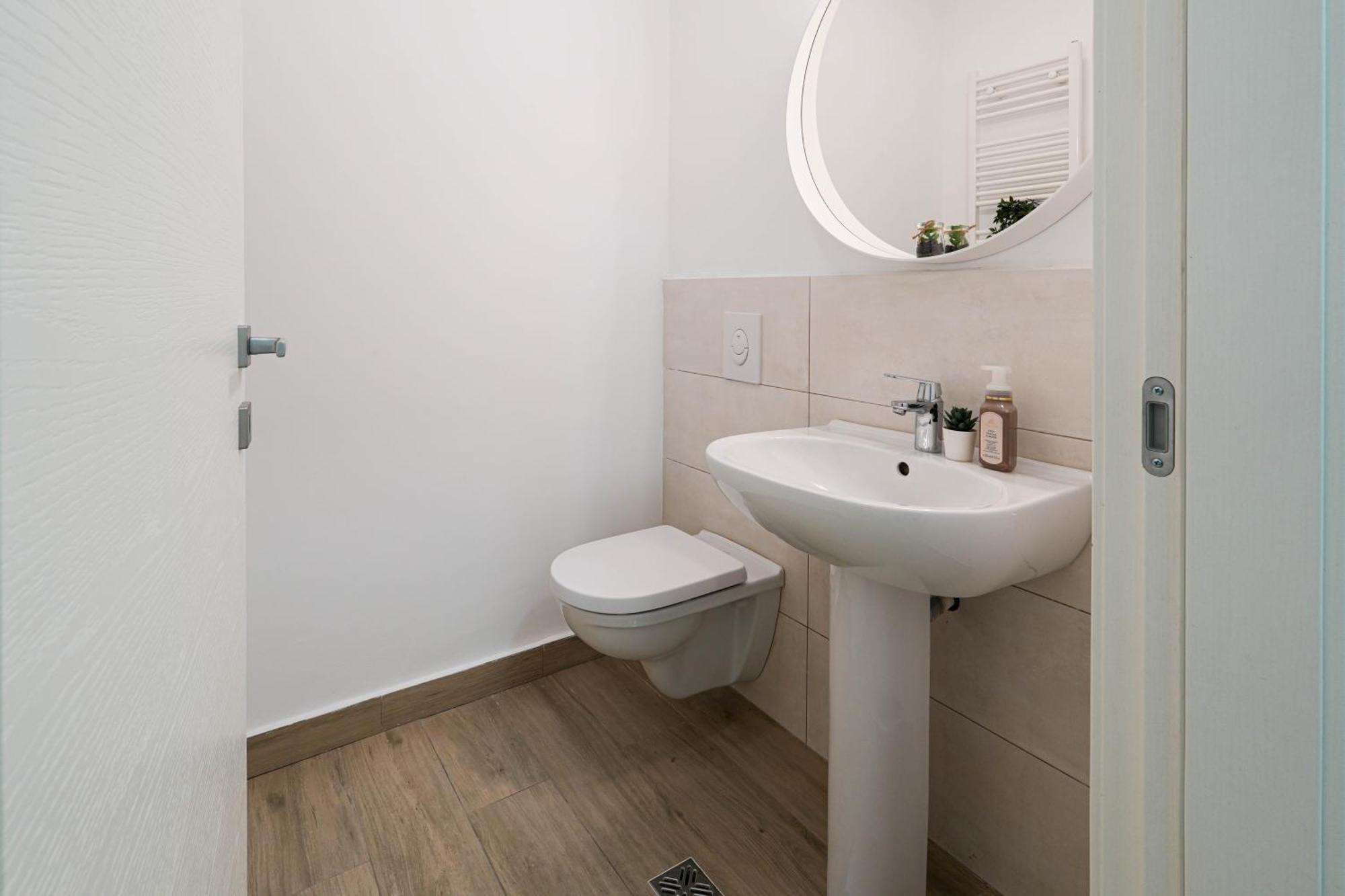 Gabi - Chic Apt With Parking Close To Veranda Mall Bukares Bagian luar foto