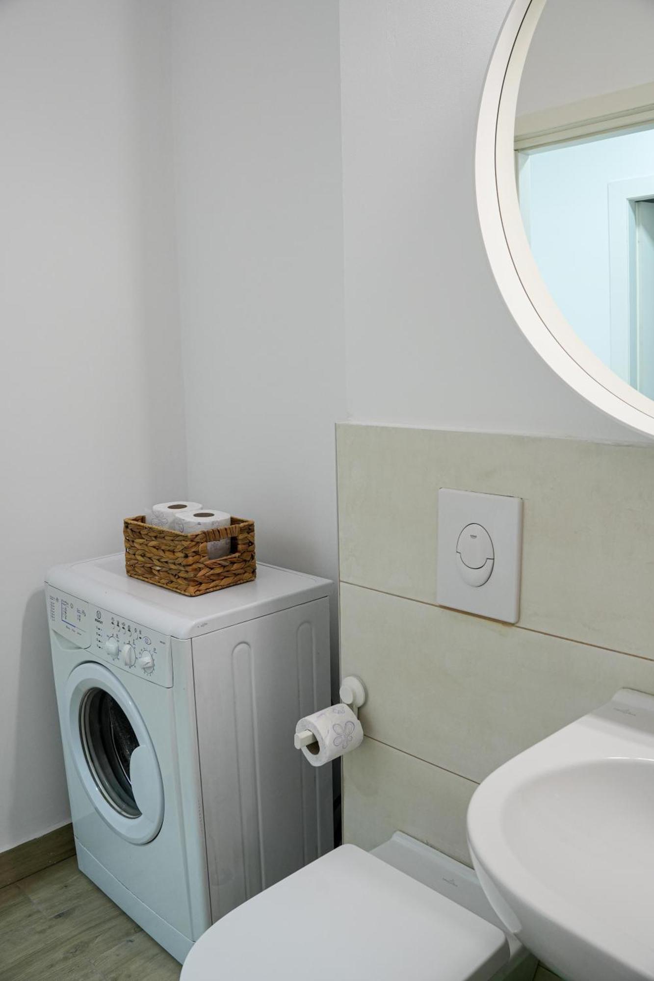 Gabi - Chic Apt With Parking Close To Veranda Mall Bukares Bagian luar foto