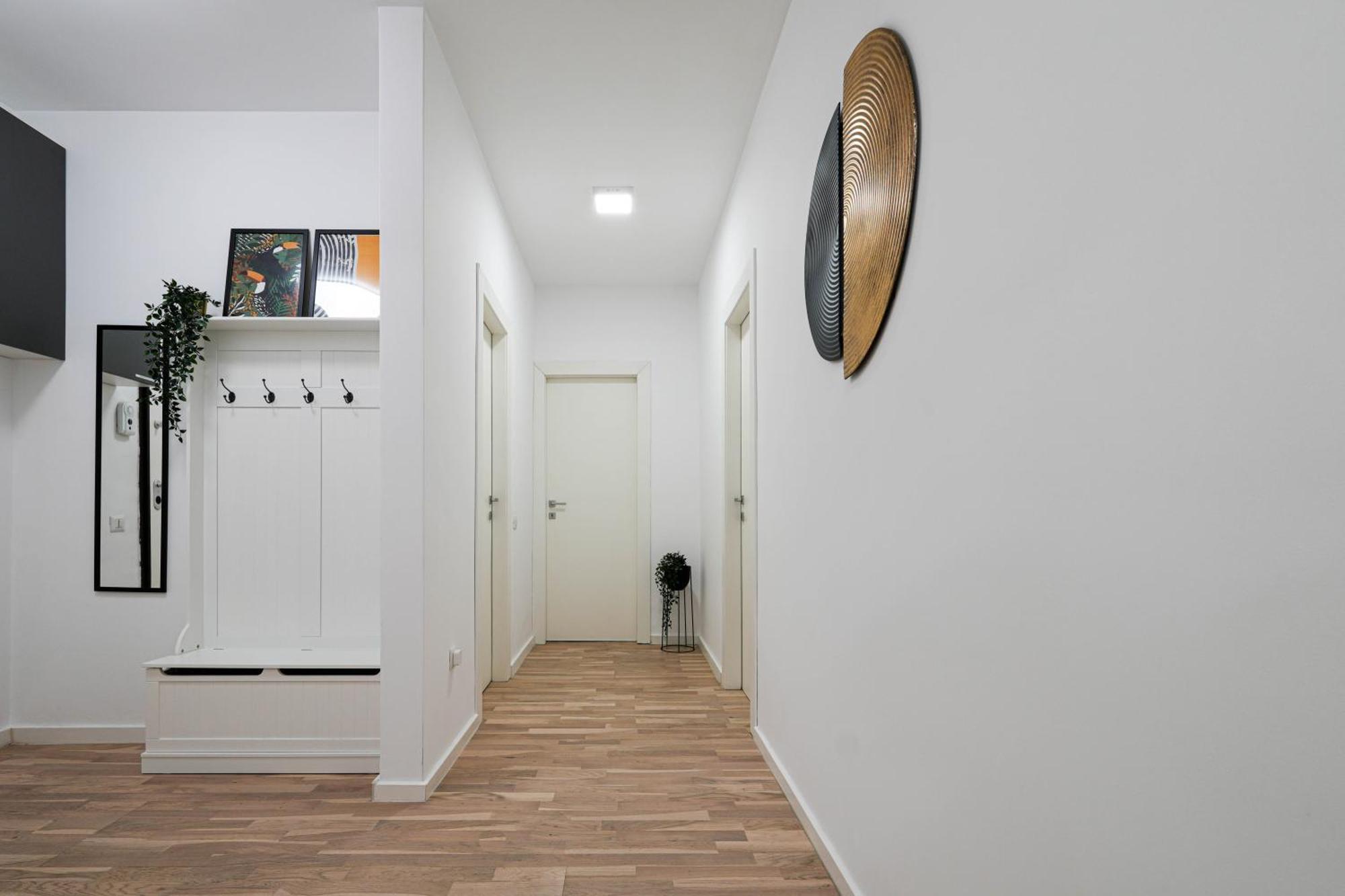 Gabi - Chic Apt With Parking Close To Veranda Mall Bukares Bagian luar foto