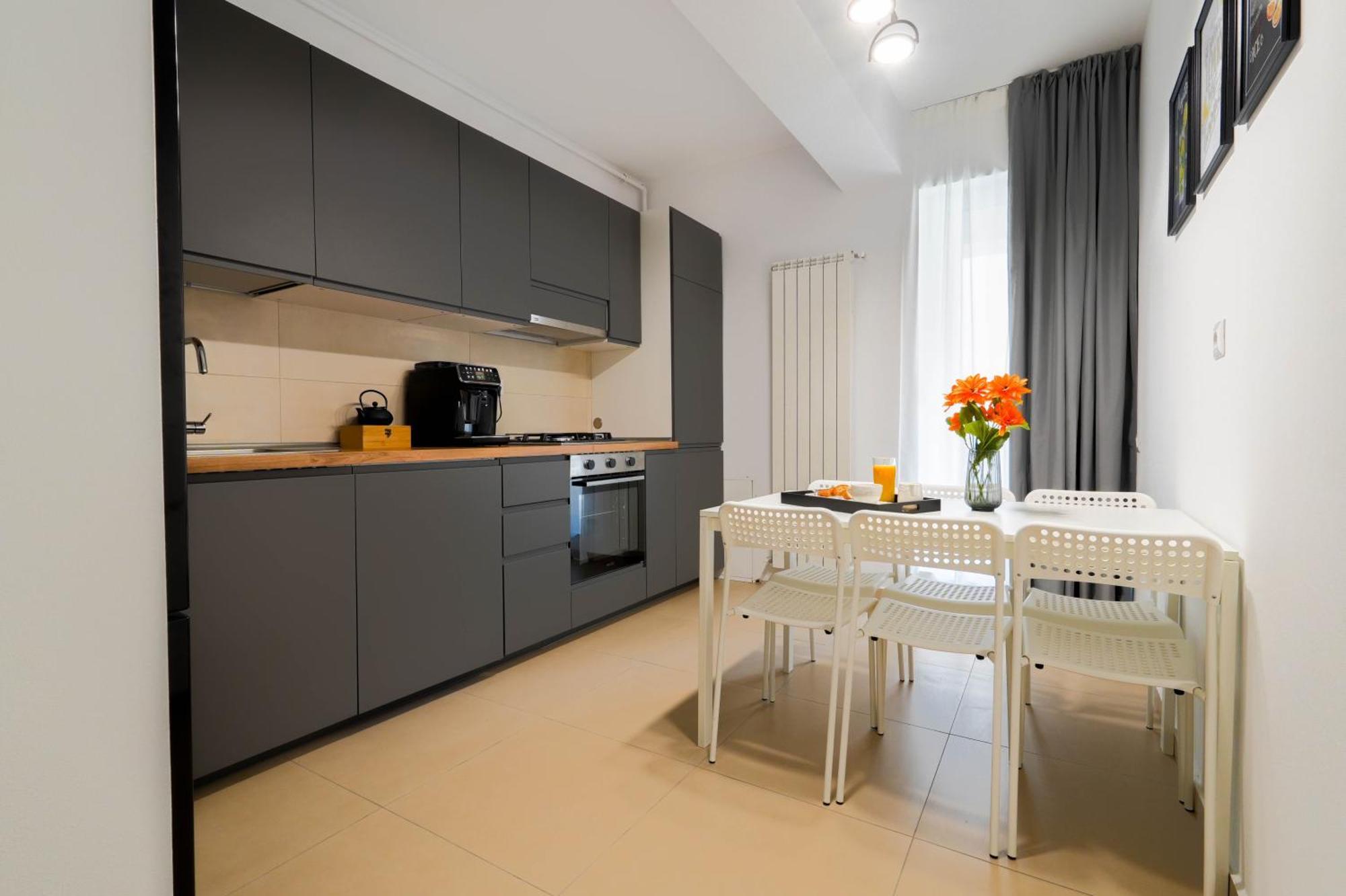 Gabi - Chic Apt With Parking Close To Veranda Mall Bukares Bagian luar foto